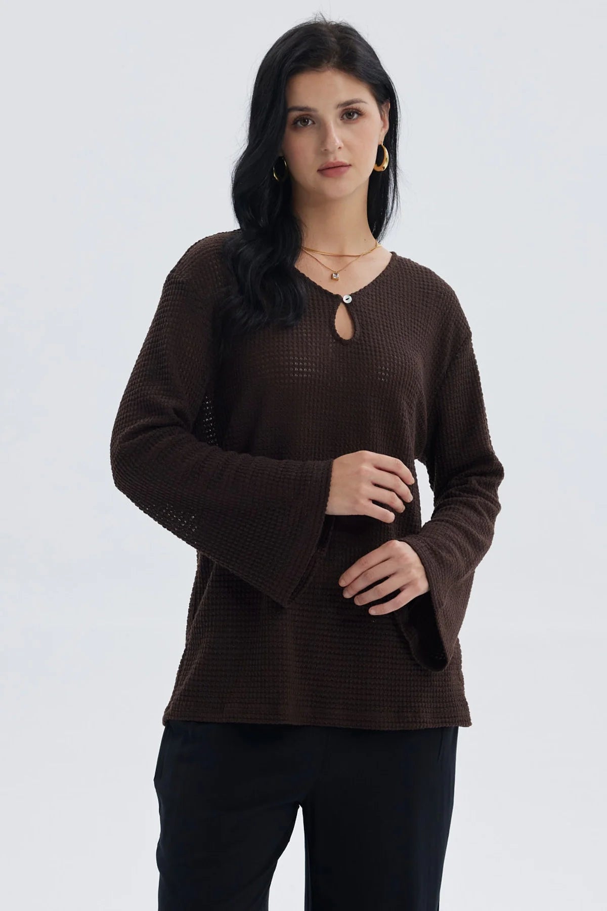 Polera mujer calada chocolate con manga larga y diseño suelto