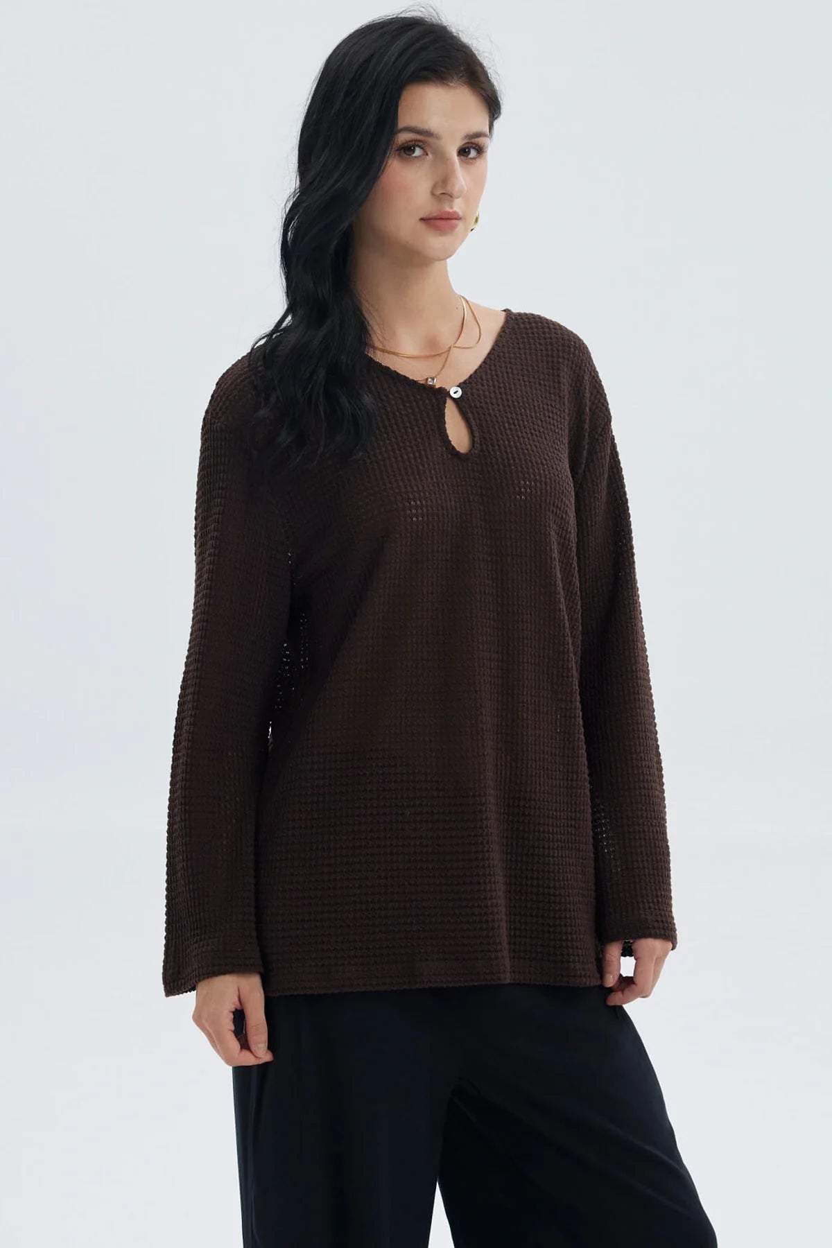 Polera mujer calada chocolate con manga larga y diseño suelto