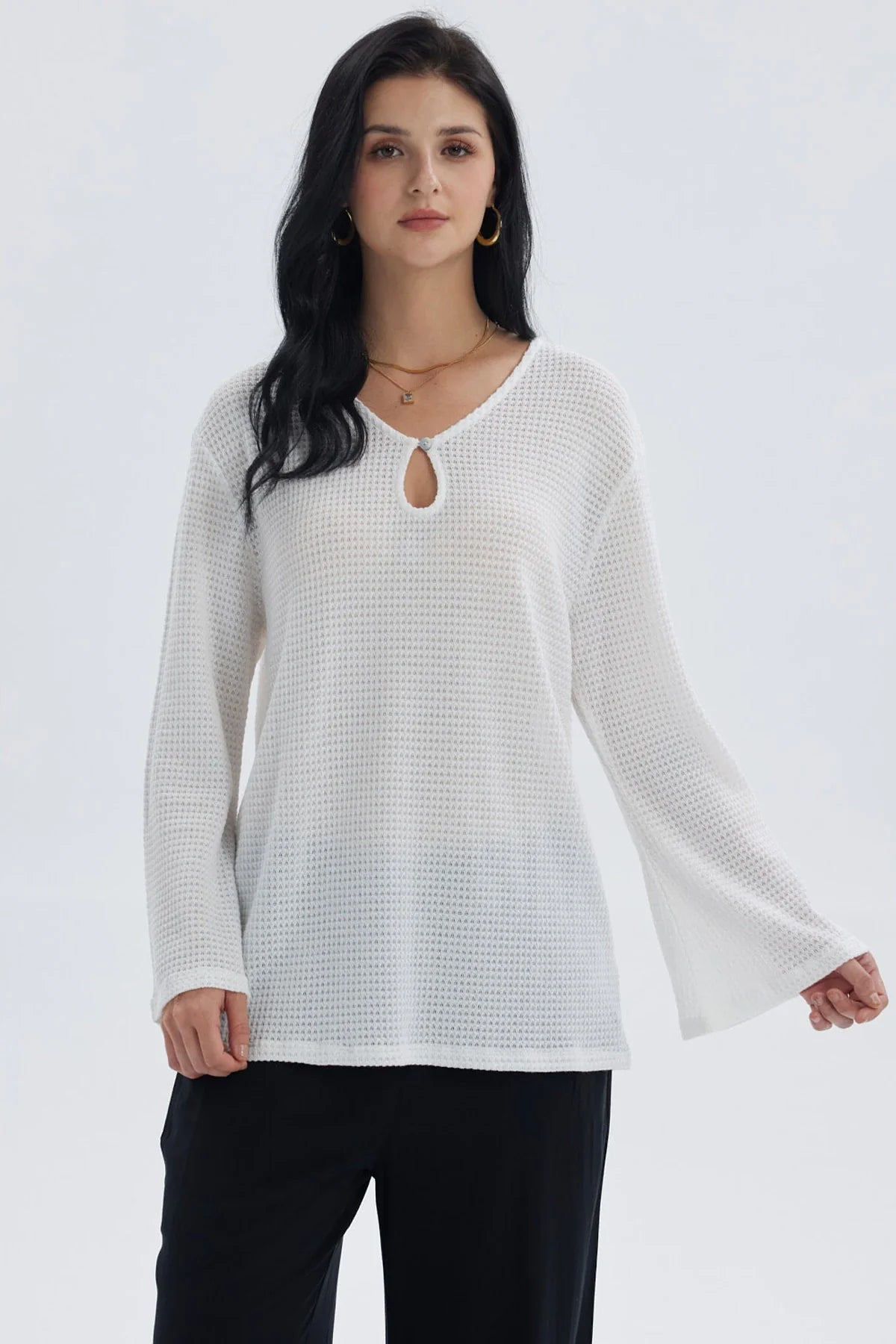 Polera blanca calada de mujer con diseño de salida de baño y mangas largas