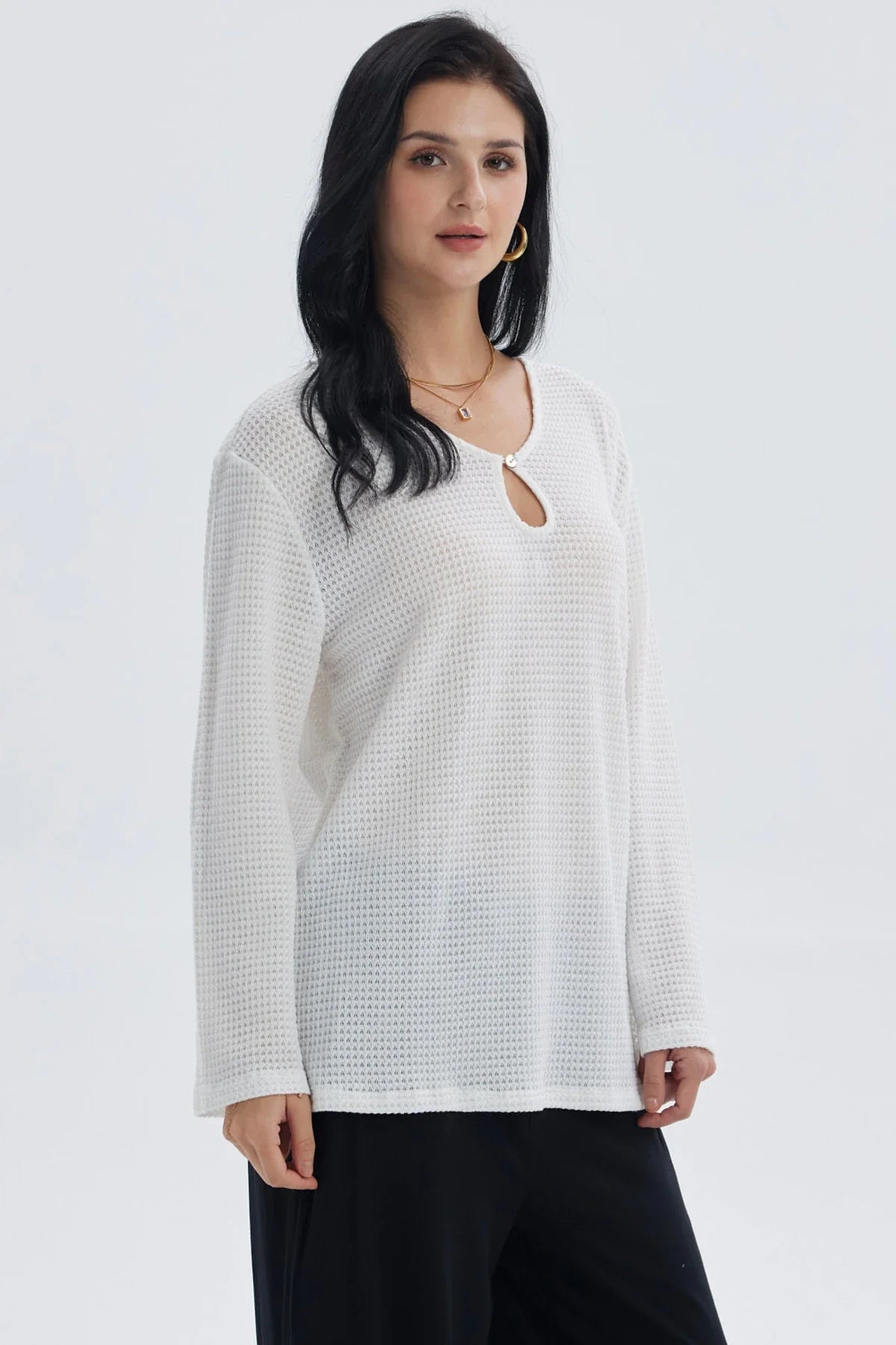 Polera blanca calada de mujer con diseño de salida de baño y mangas largas