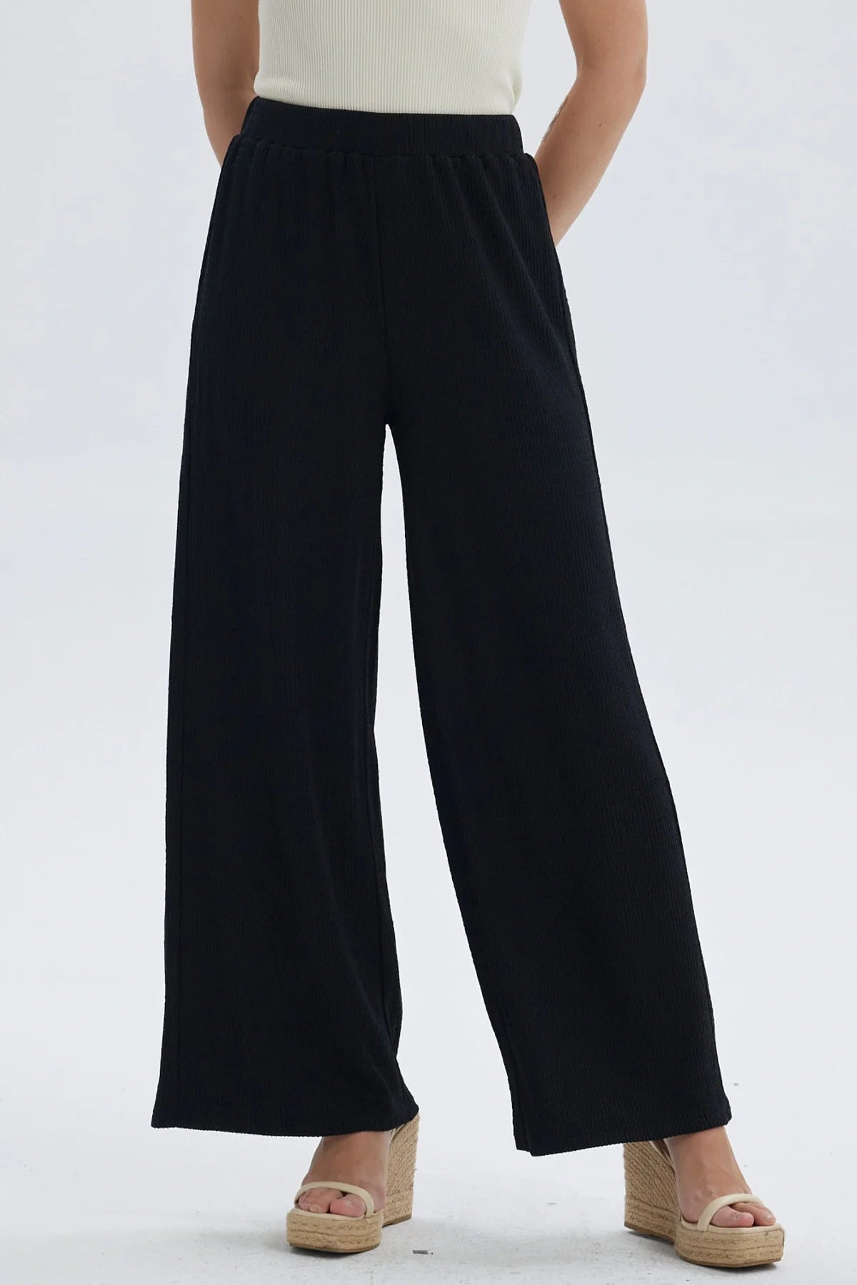 Pantalón mujer negro con textura y pretina elástica visible
