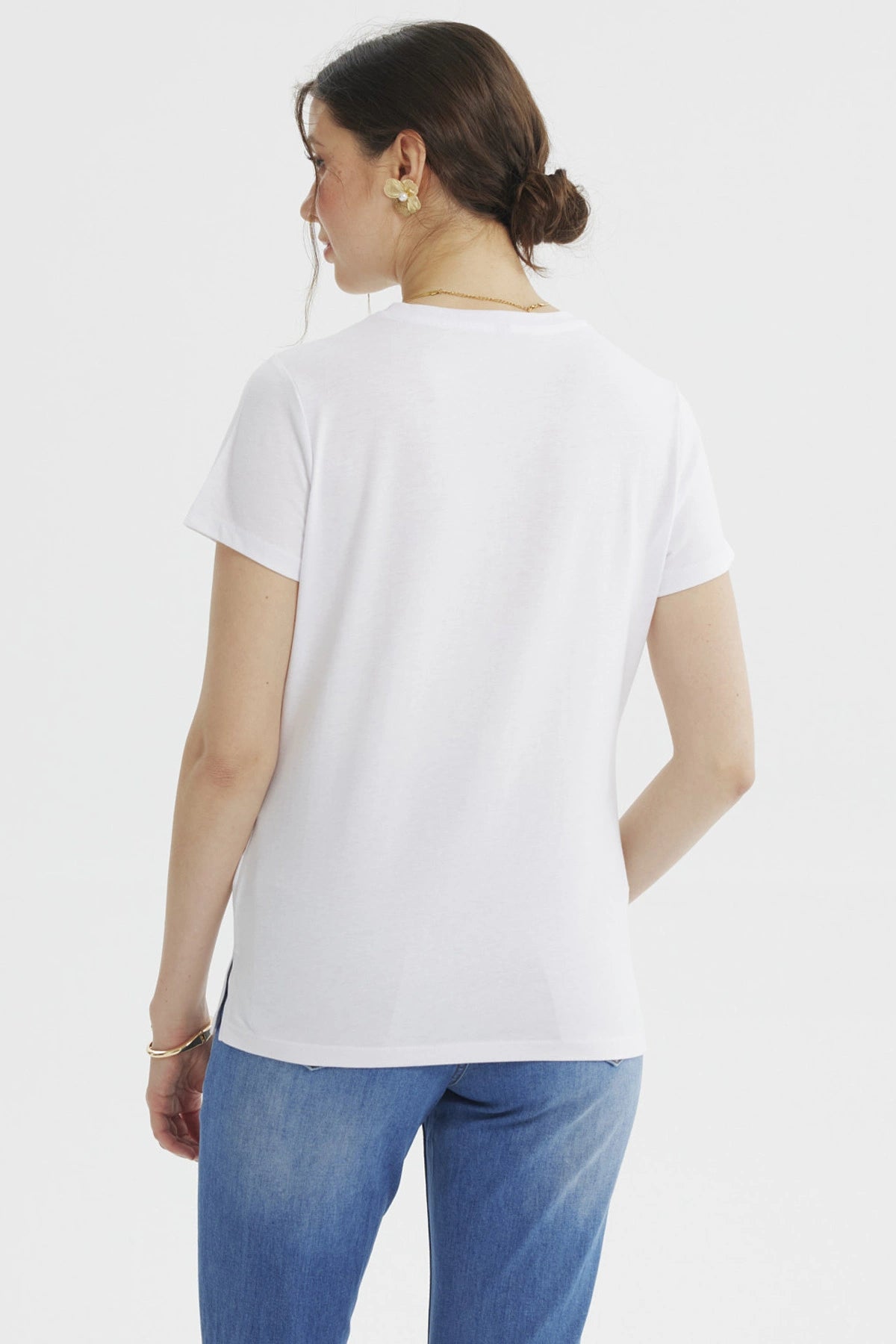 Polera blanca de mujer con texto 'SUNDAY' grande y 'NO ALARM JUST ALMOND LATTE' debajo en el pecho estilo casual