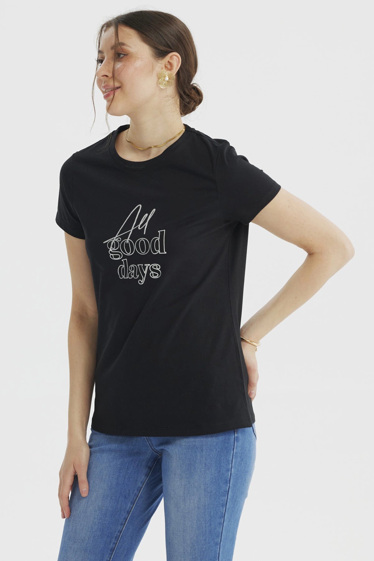 Polera negra de mujer con texto All good days en el frente en estilo casual moderno