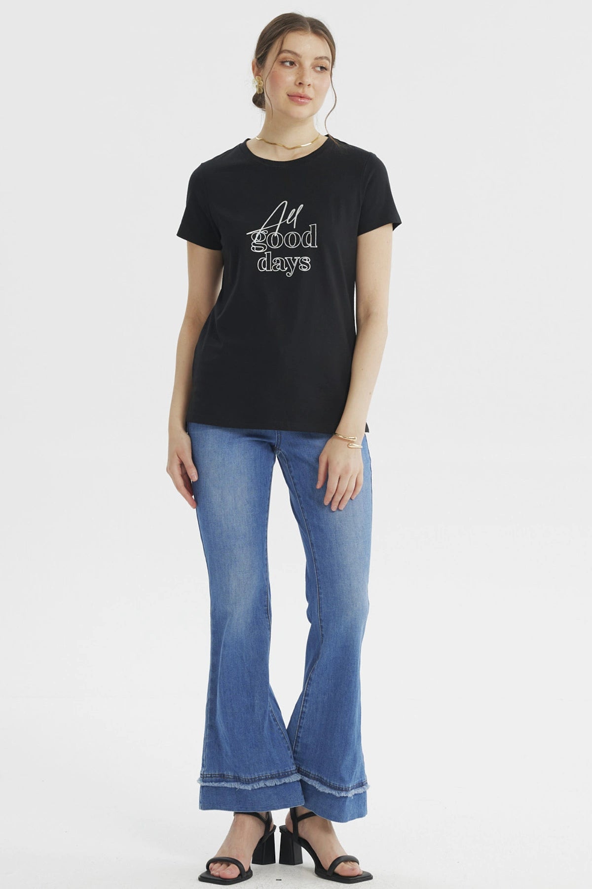 Polera negra de mujer con texto All good days en el frente en estilo casual moderno