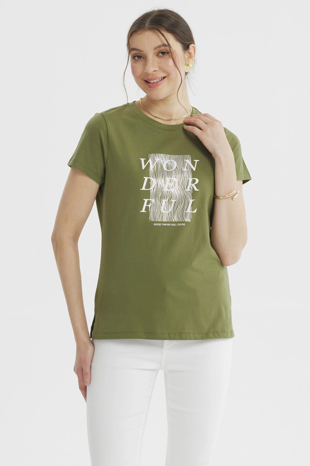 Polera verde olivo mujer con texto WONDERFUL en el frente diseño abstracto blanco centralizado casual y moderna