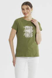 Polera verde olivo mujer con texto WONDERFUL en el frente diseño abstracto blanco centralizado casual y moderna
