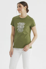 Polera verde olivo mujer con texto WONDERFUL en el frente diseño abstracto blanco centralizado casual y moderna