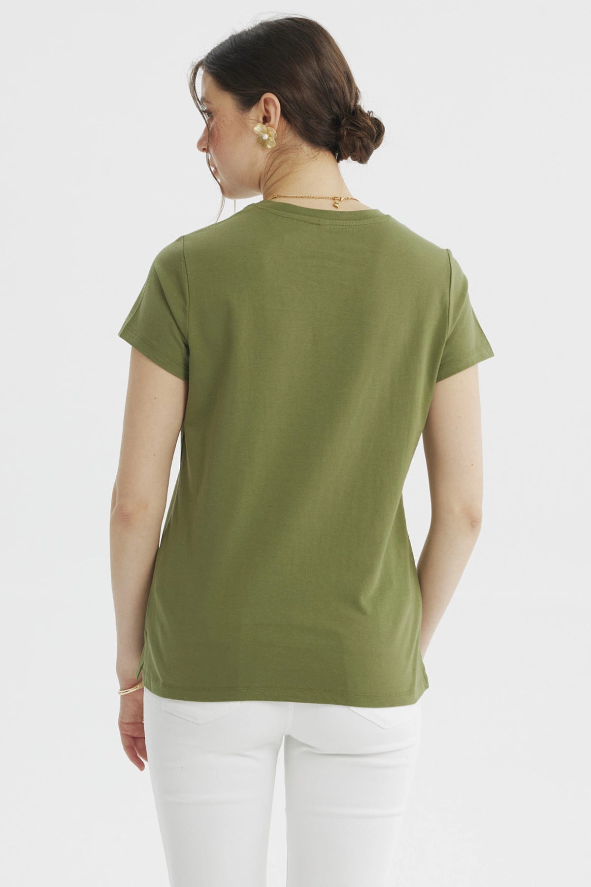 Polera verde olivo mujer con texto WONDERFUL en el frente diseño abstracto blanco centralizado casual y moderna