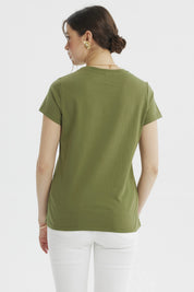 Polera verde olivo mujer con texto WONDERFUL en el frente diseño abstracto blanco centralizado casual y moderna