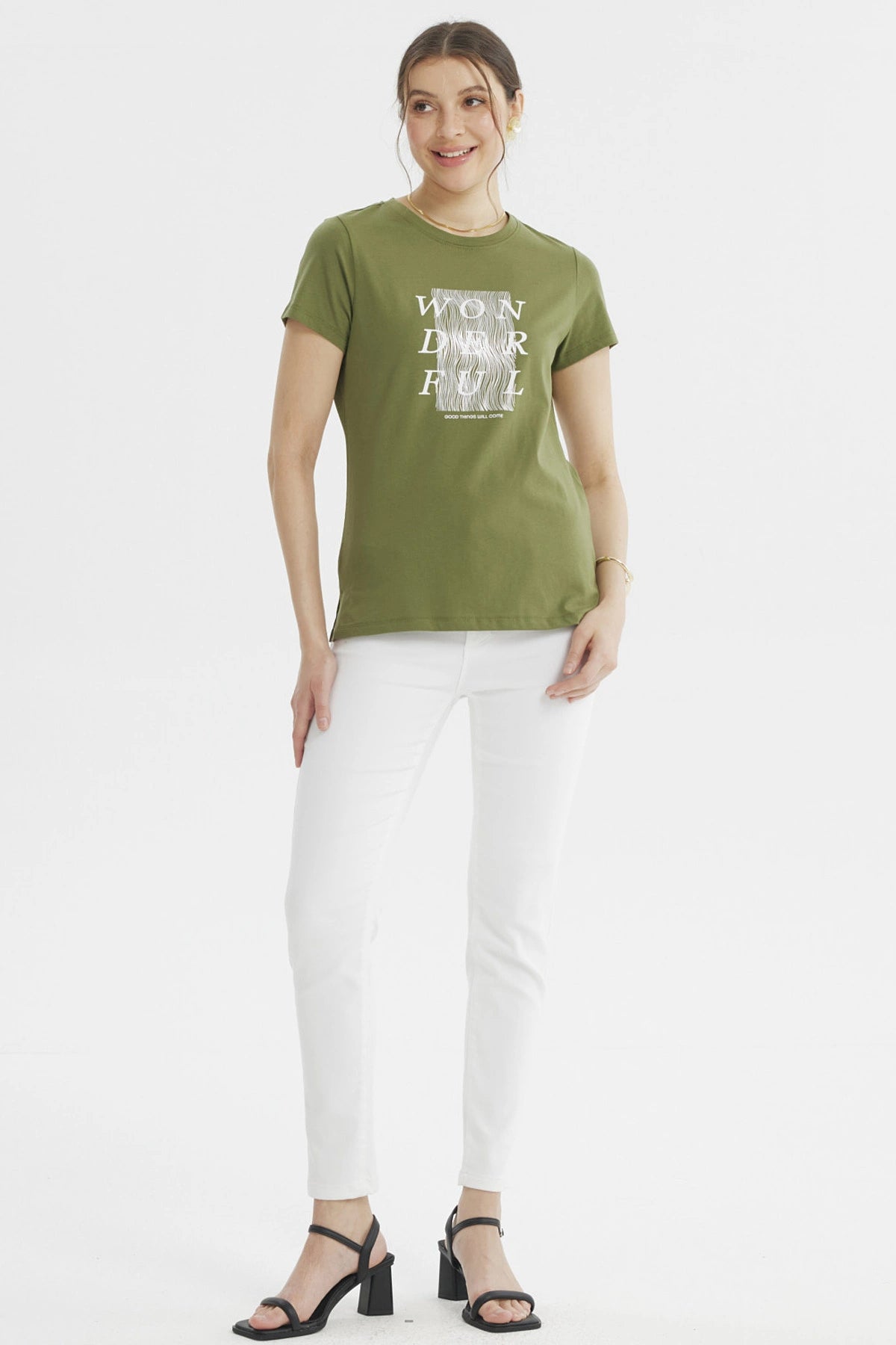 Polera verde olivo mujer con texto WONDERFUL en el frente diseño abstracto blanco centralizado casual y moderna