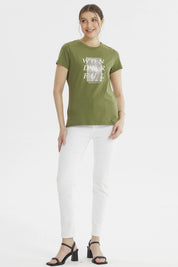 Polera verde olivo mujer con texto WONDERFUL en el frente diseño abstracto blanco centralizado casual y moderna