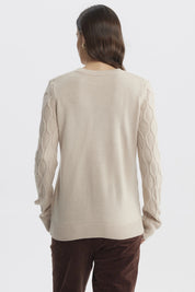 Sweater beige de mujer con diseño de tejido ondulado sin estampa visible ideal para un look casual y acogedor