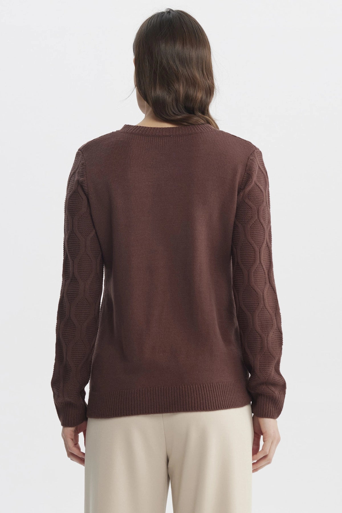 Sweater casual de mujer café claro con diseño de trenzas verticales tejido acrílico ajustado y cuello redondo