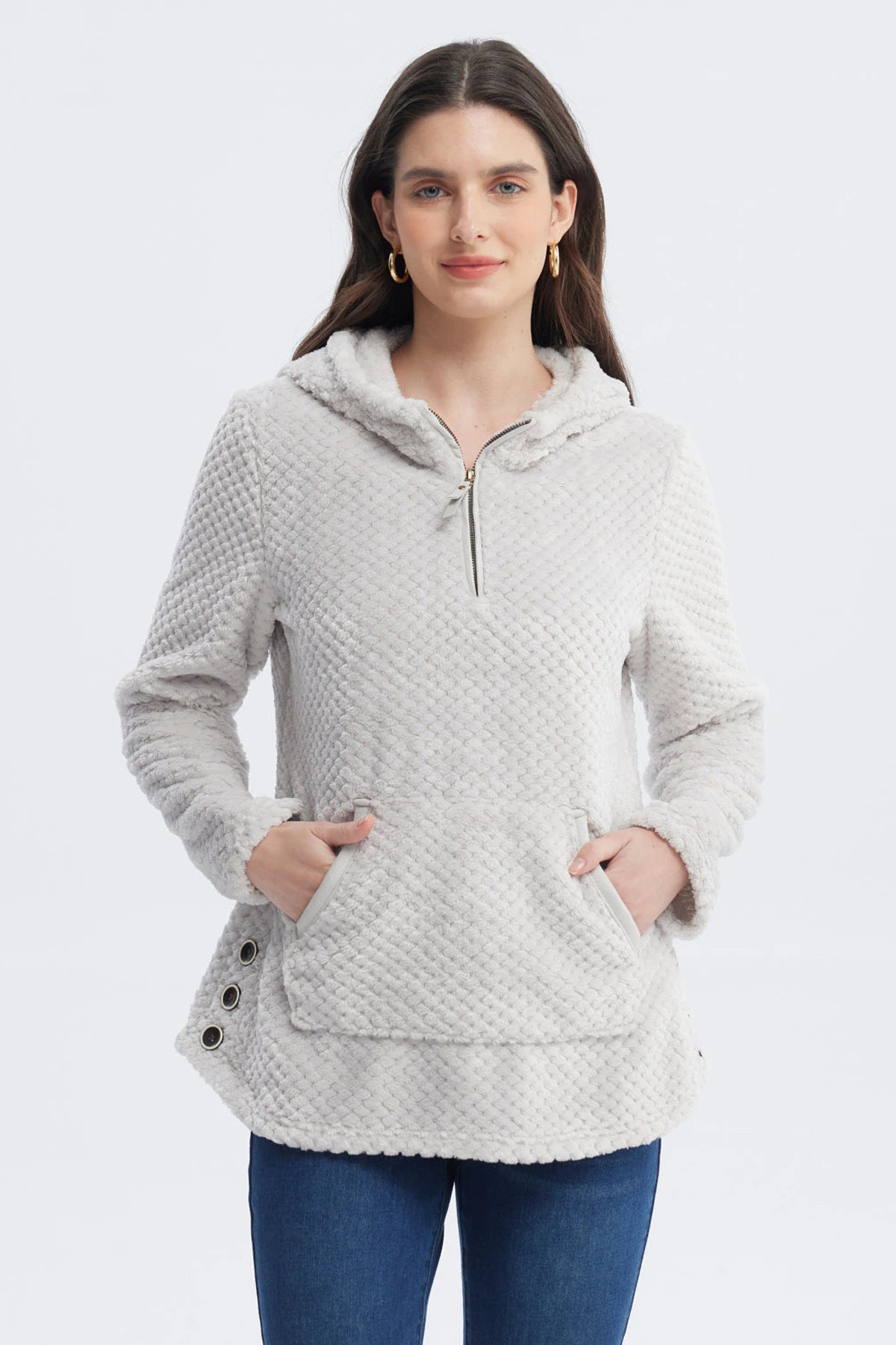 Polar gris para mujer con textura acolchada y botones laterales pequeños sin estampa visible