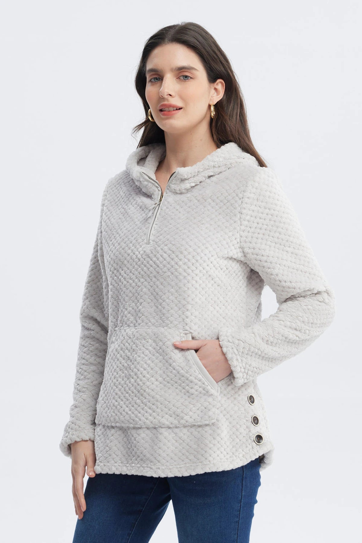 Polar gris para mujer con textura acolchada y botones laterales pequeños sin estampa visible