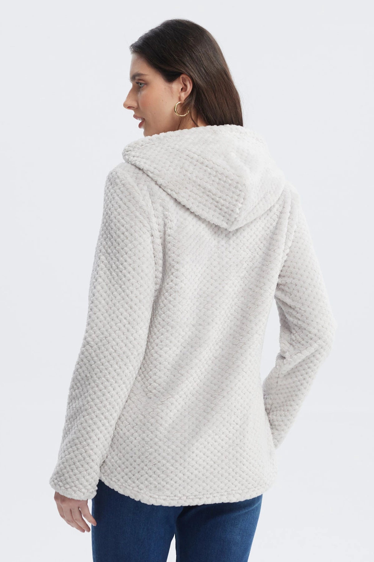 Polar gris para mujer con textura acolchada y botones laterales pequeños sin estampa visible