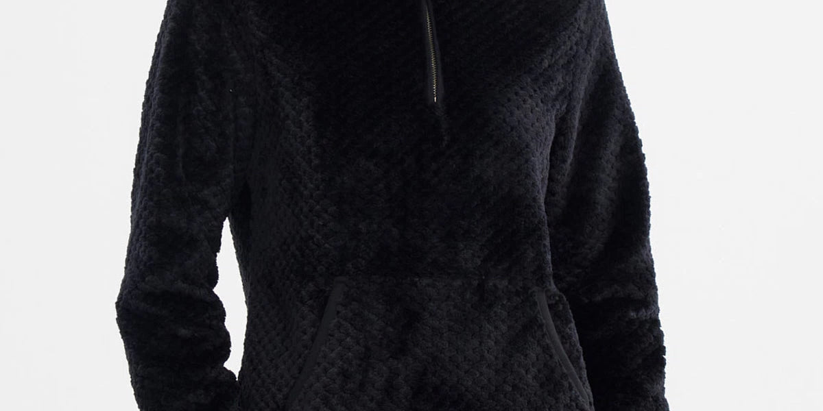 Polar negro mujer con textura y cierre frontal estilo casual sin estampa visible