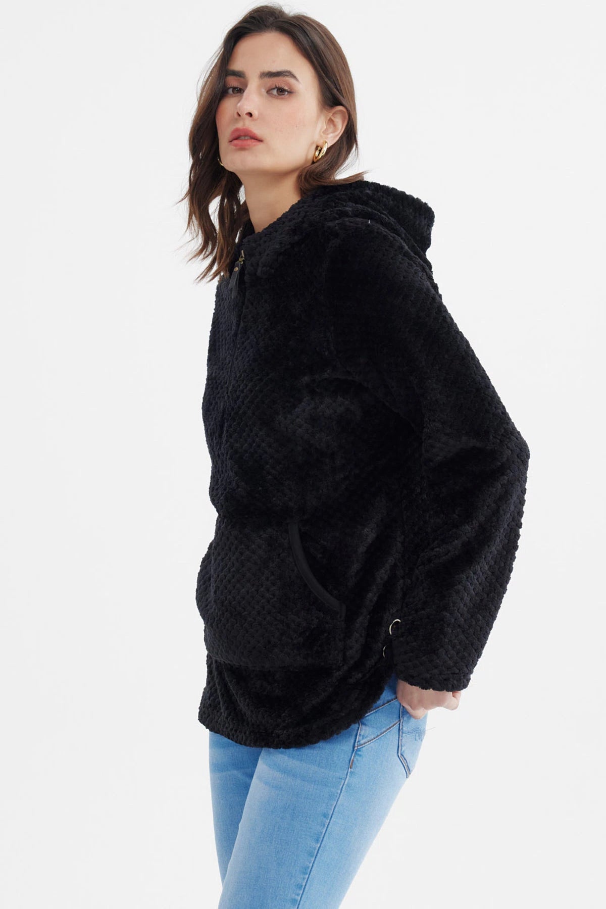 Polar negro mujer con textura y cierre frontal estilo casual sin estampa visible