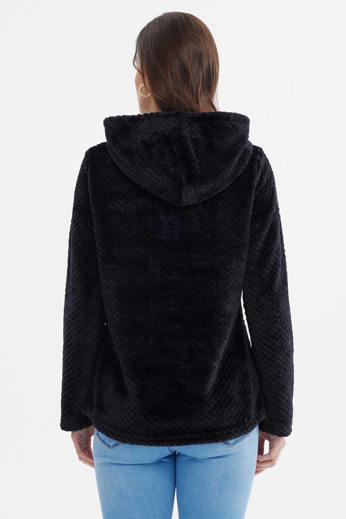 Polar negro mujer con textura y cierre frontal estilo casual sin estampa visible