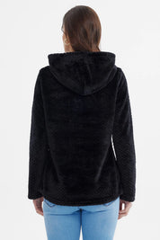 Polar negro mujer con textura y cierre frontal estilo casual sin estampa visible