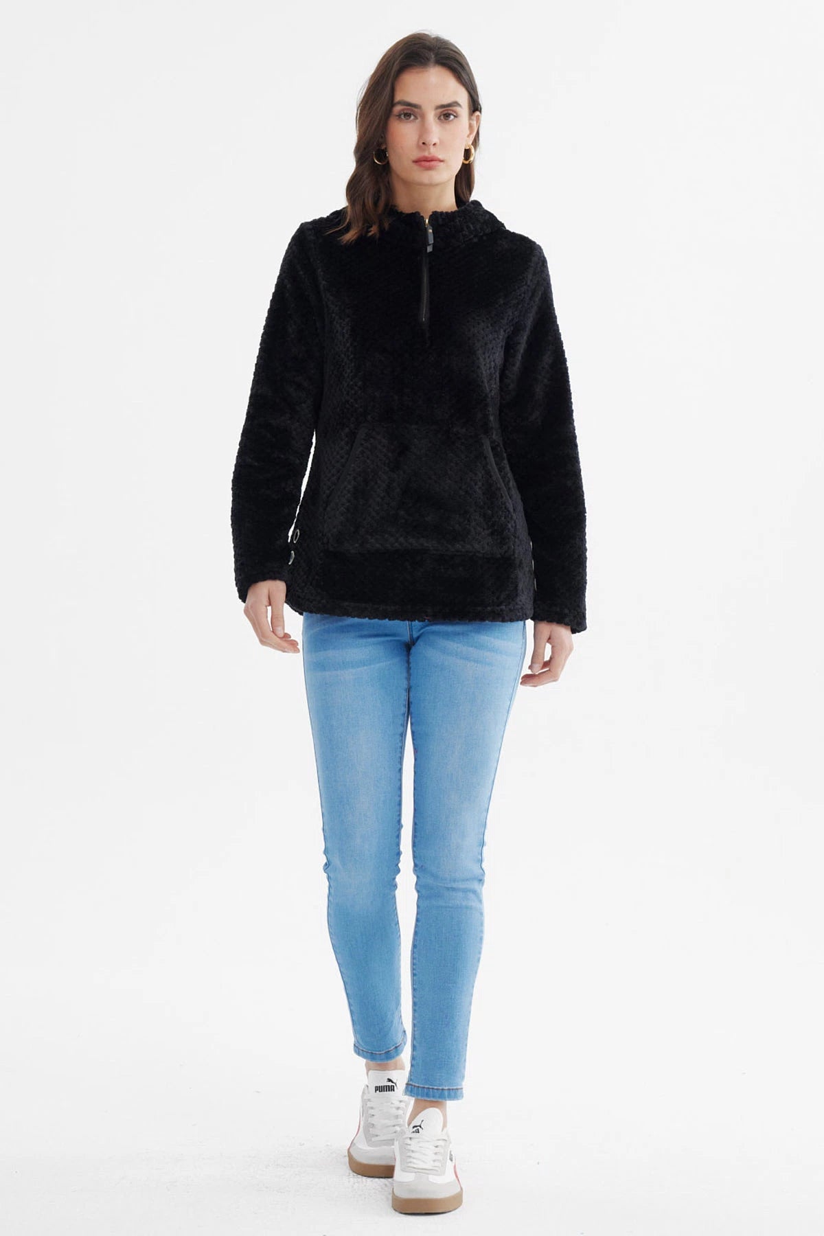 Polar negro mujer con textura y cierre frontal estilo casual sin estampa visible