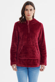 Polar mujer color vino con aplicación de botón y bolsillo canguro textura suave diseño sin estampa