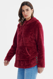 Polar mujer color vino con aplicación de botón y bolsillo canguro textura suave diseño sin estampa