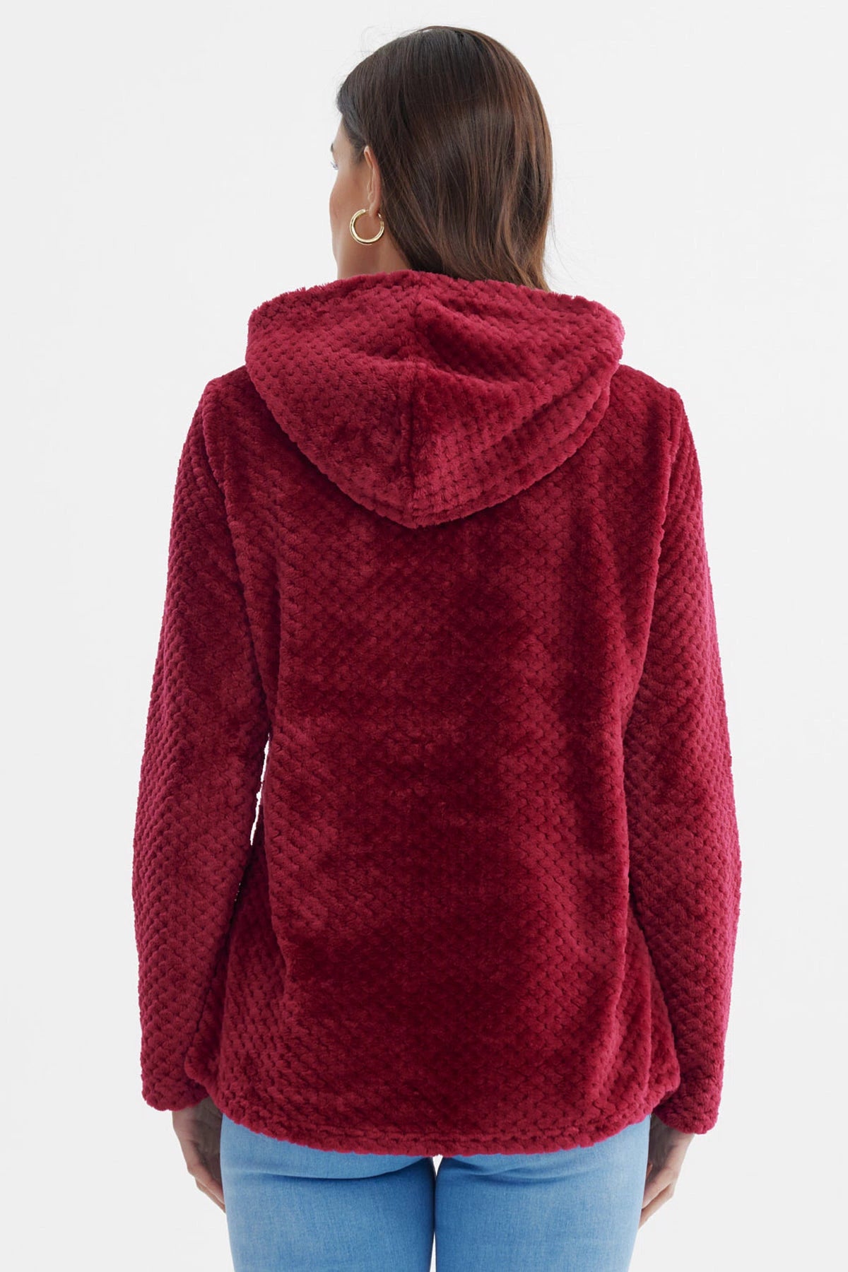 Polar mujer color vino con aplicación de botón y bolsillo canguro textura suave diseño sin estampa