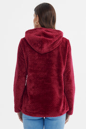 Polar mujer color vino con aplicación de botón y bolsillo canguro textura suave diseño sin estampa