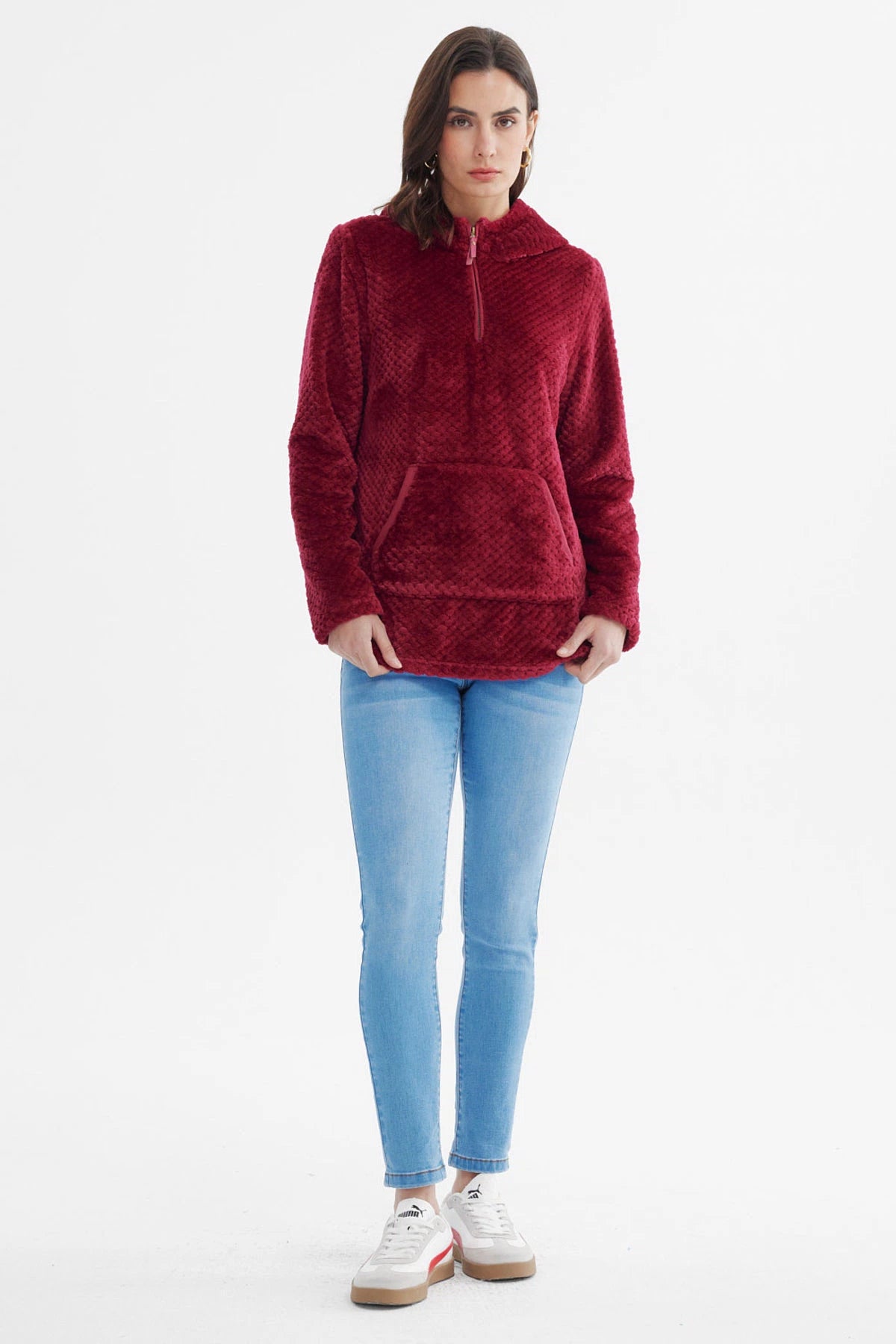 Polar mujer color vino con aplicación de botón y bolsillo canguro textura suave diseño sin estampa