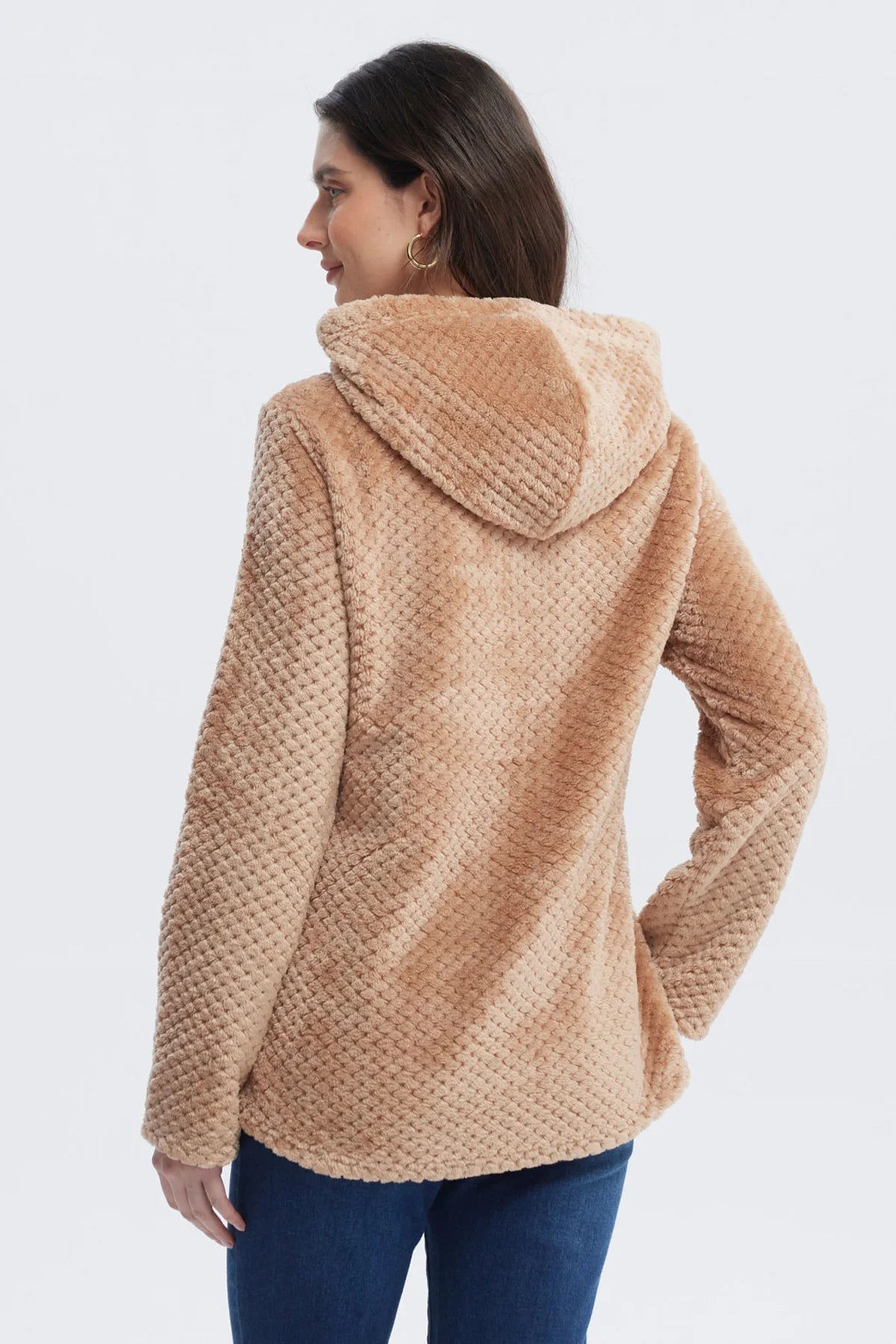 Polar mujer beige oscuro con textura acolchada y cierre medio sin estampa prenda lisa ideal para el frío