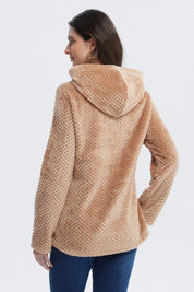 Polar mujer beige oscuro con textura acolchada y cierre medio sin estampa prenda lisa ideal para el frío