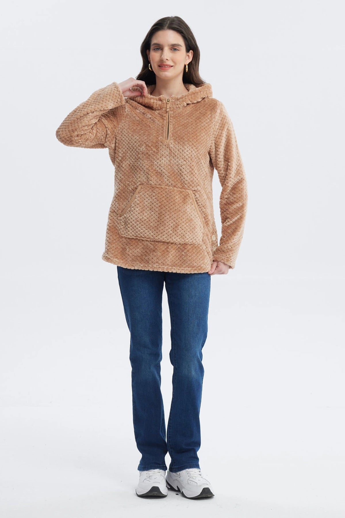 Polar mujer beige oscuro con textura acolchada y cierre medio sin estampa prenda lisa ideal para el frío