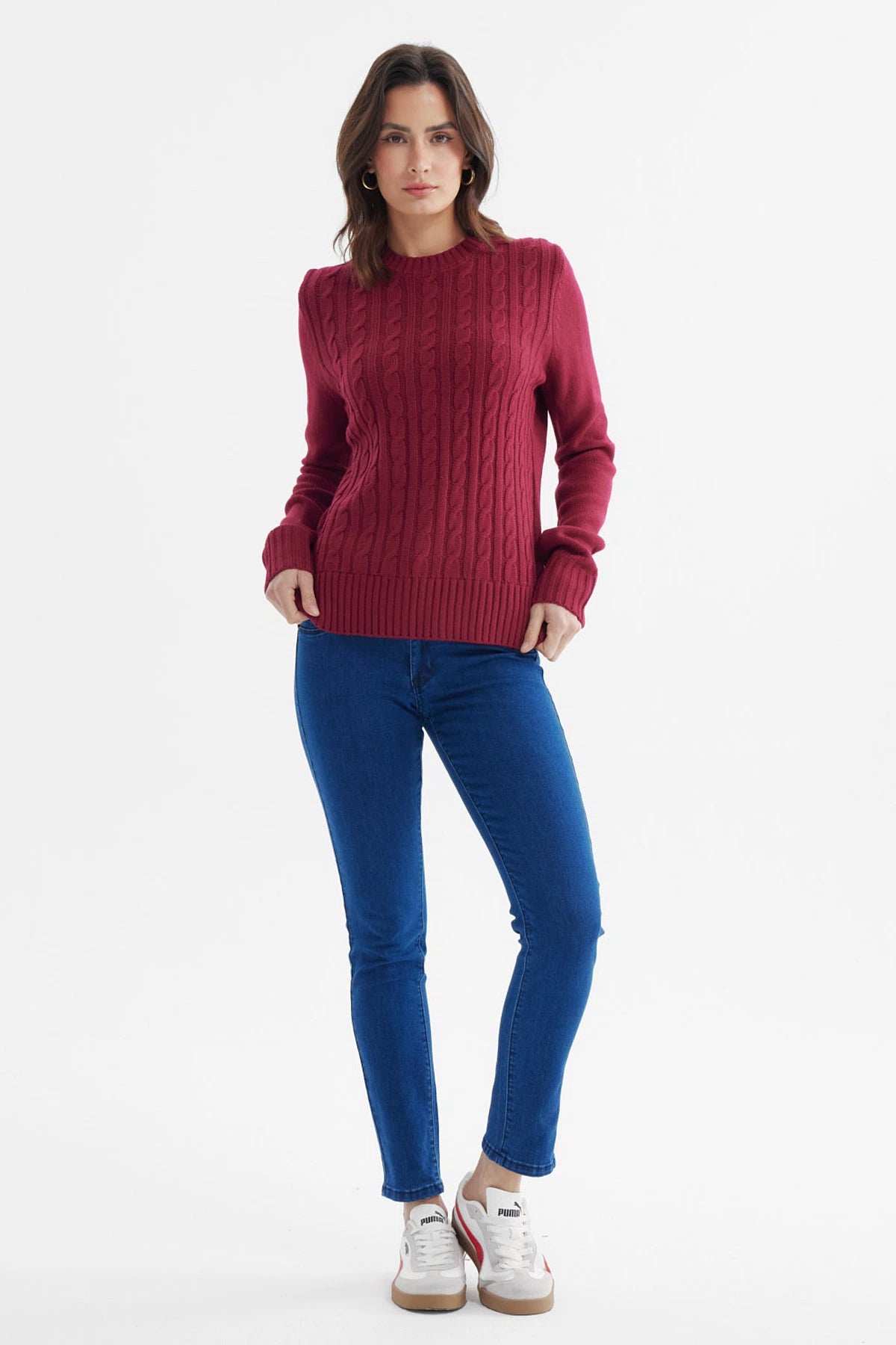 Sweater mujer rojo con diseño trenzado frontal en acrílico ideal para días fríos prenda sin estampa lisa