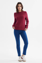 Sweater mujer rojo con diseño trenzado frontal en acrílico ideal para días fríos prenda sin estampa lisa
