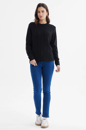 Sweater mujer negro con diseño trenzado en la parte frontal estilo casual sin estampa visible