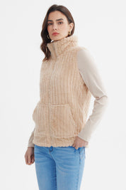 Chaleco polar beige de mujer con textura peluda sin estampa con cierre y cuello alto frontal