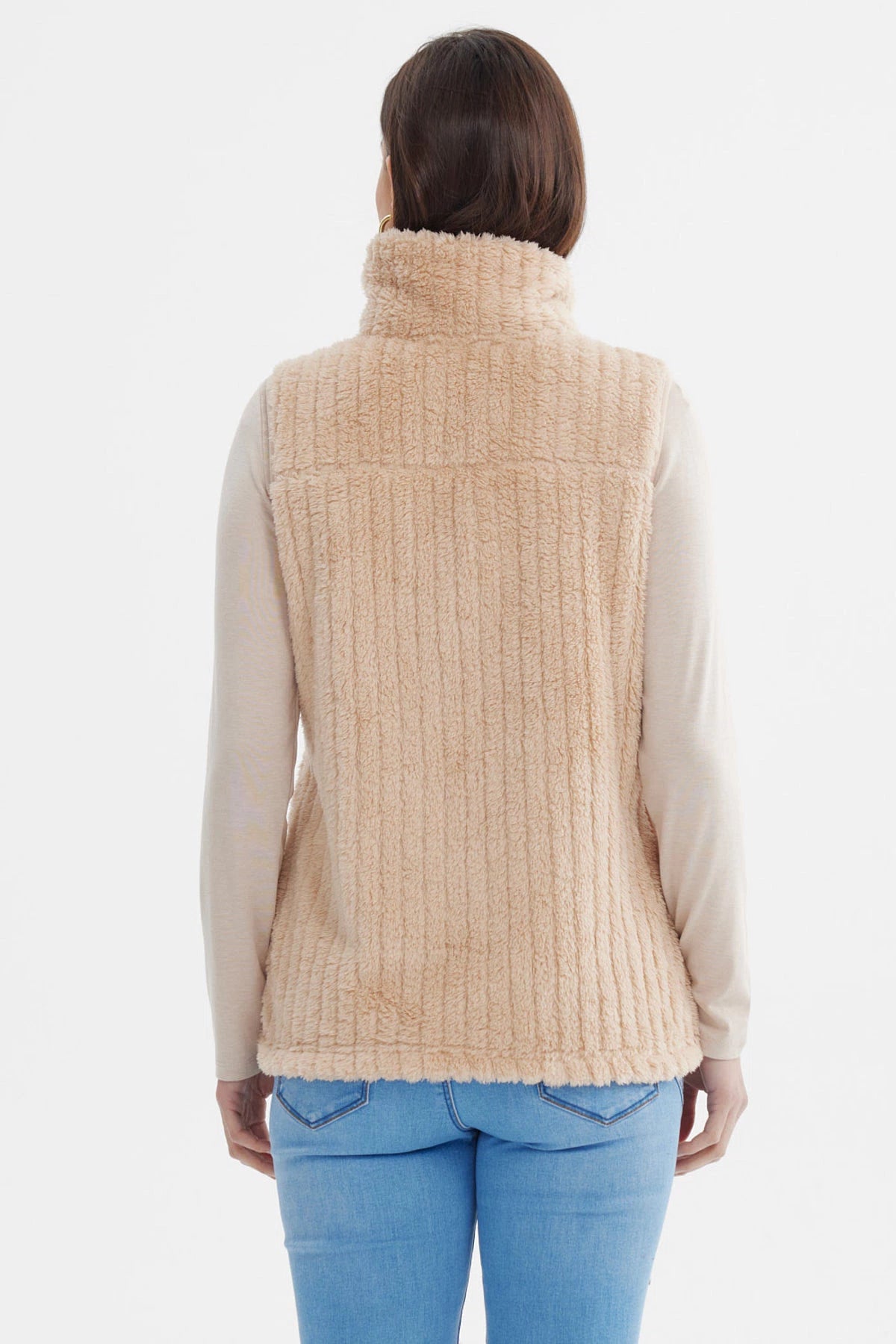 Chaleco polar beige de mujer con textura peluda sin estampa con cierre y cuello alto frontal