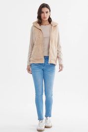 Chaleco polar beige de mujer con textura peluda sin estampa con cierre y cuello alto frontal