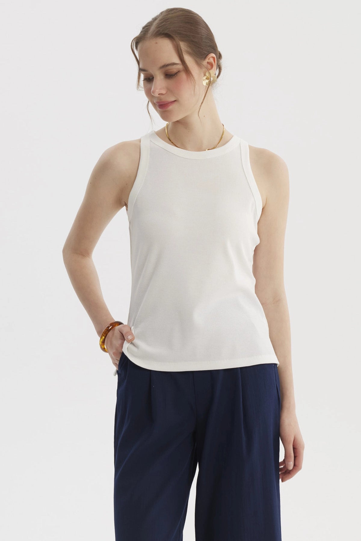 Polera mujer crudo sin mangas lisa con cuello redondo y textura rib ajustada al cuerpo
