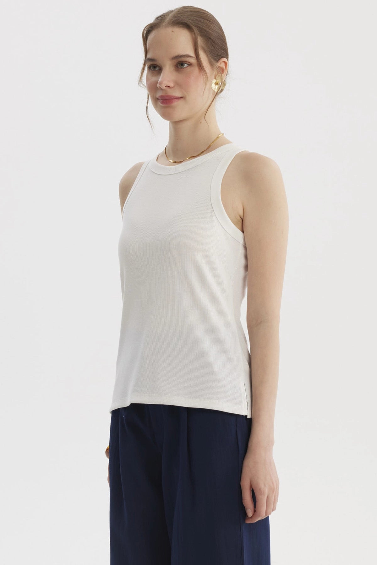 Polera mujer crudo sin mangas lisa con cuello redondo y textura rib ajustada al cuerpo