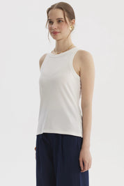 Polera mujer crudo sin mangas lisa con cuello redondo y textura rib ajustada al cuerpo