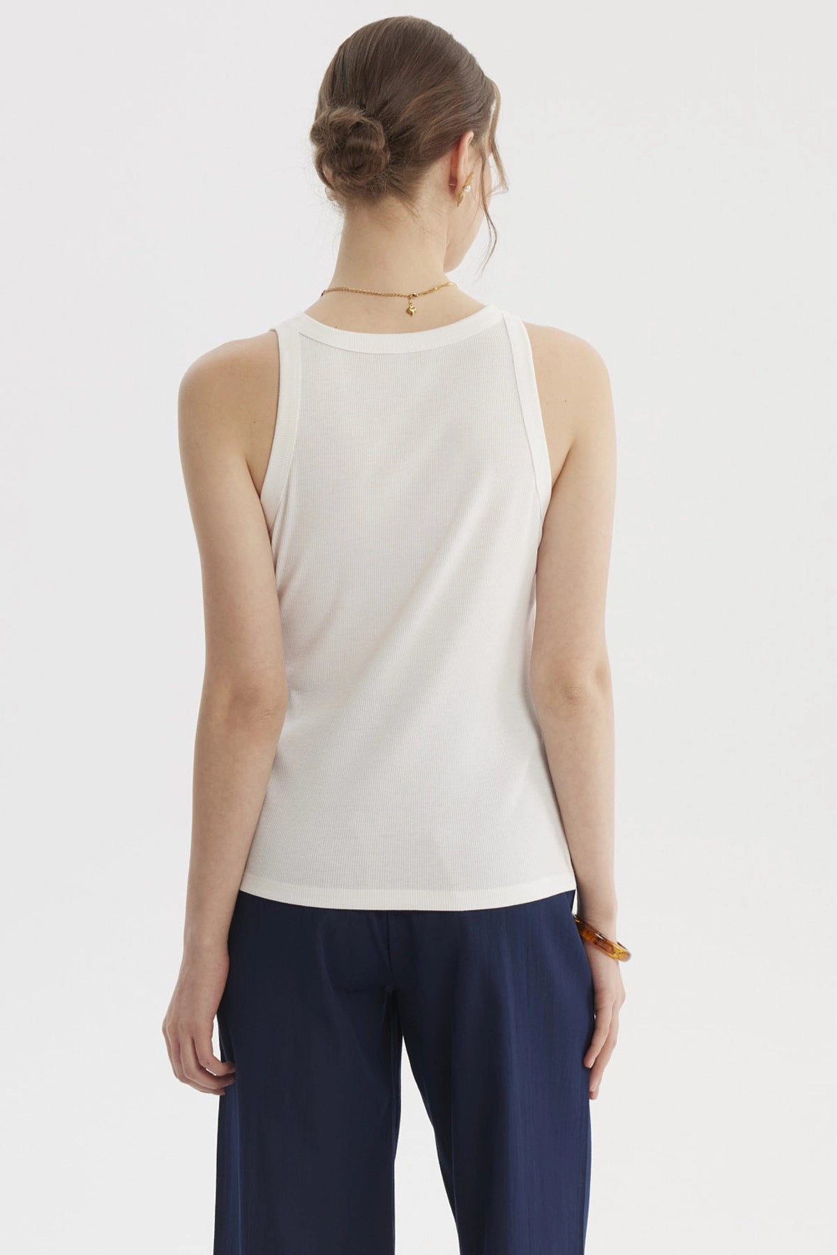 Polera mujer crudo sin mangas lisa con cuello redondo y textura rib ajustada al cuerpo