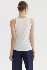 Polera mujer crudo sin mangas lisa con cuello redondo y textura rib ajustada al cuerpo