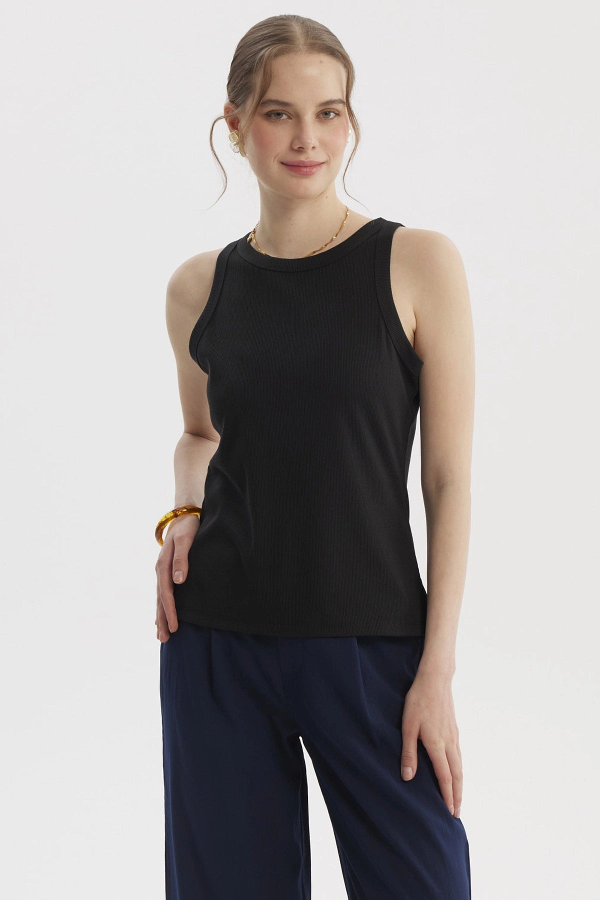 Polera de mujer negra sin mangas con cuello bote diseño rib sin estampa ideal para un look casual y versátil