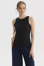 Polera de mujer negra sin mangas con cuello bote diseño rib sin estampa ideal para un look casual y versátil