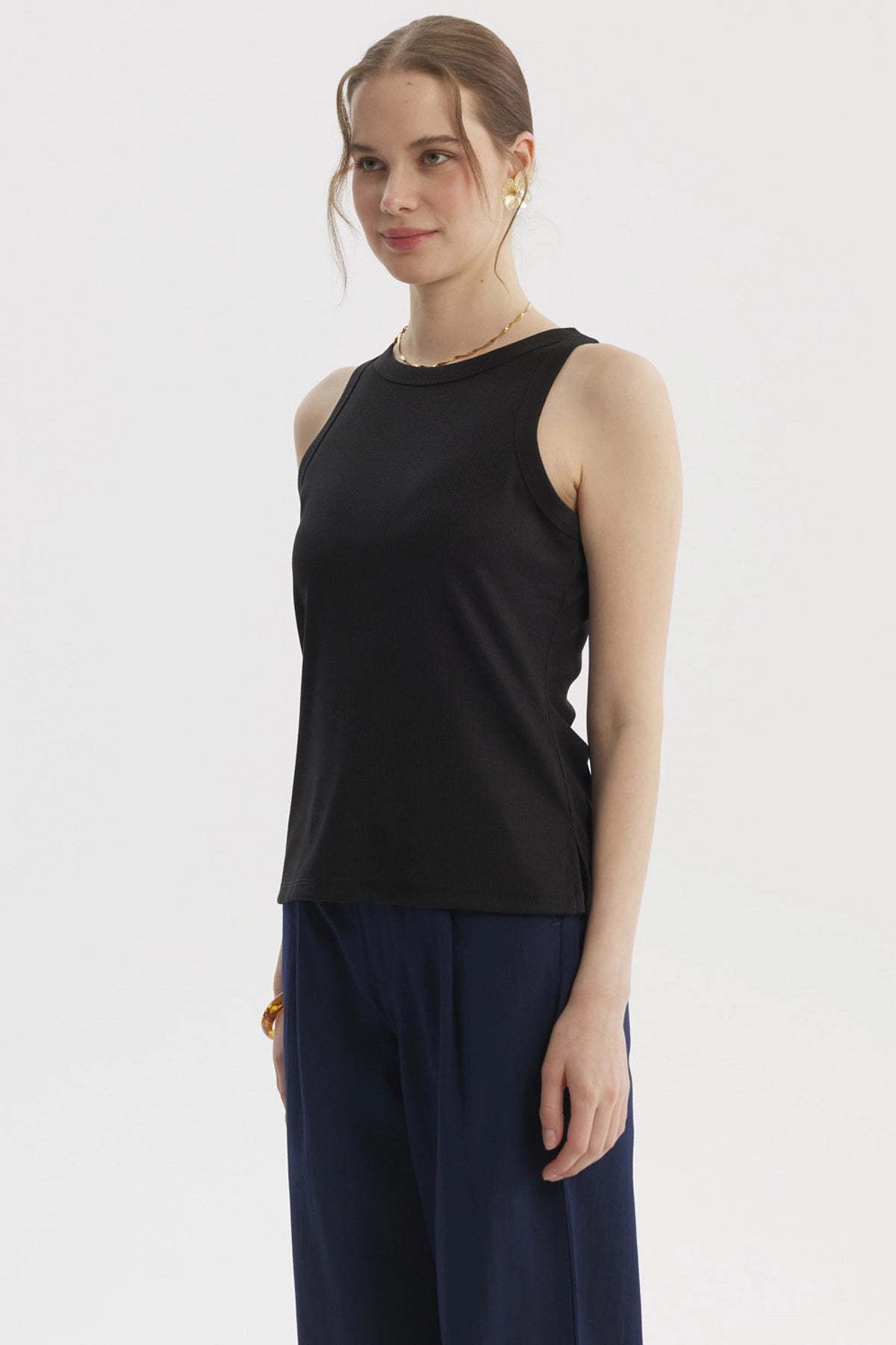 Polera de mujer negra sin mangas con cuello bote diseño rib sin estampa ideal para un look casual y versátil