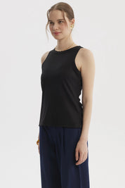 Polera de mujer negra sin mangas con cuello bote diseño rib sin estampa ideal para un look casual y versátil