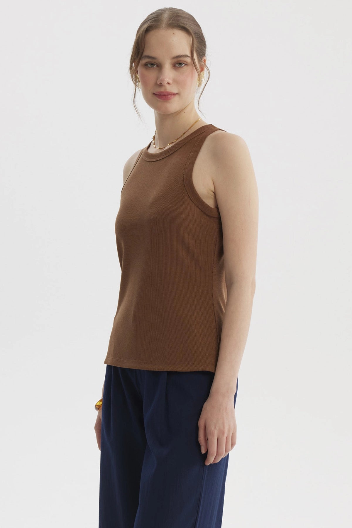 Polera mujer café sin mangas lisa con cuello redondo y diseño de canalé ajustado al cuerpo