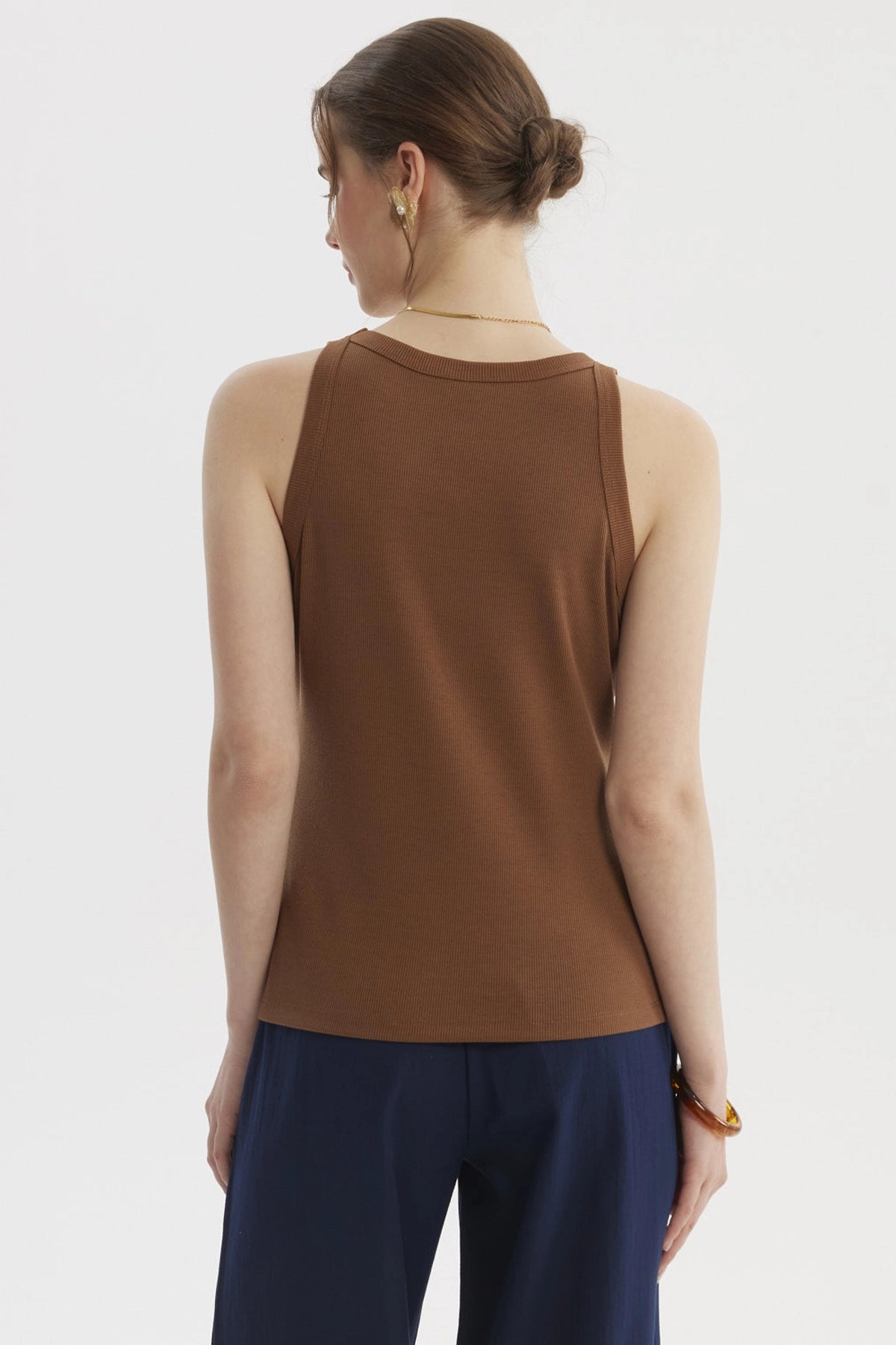 Polera mujer café sin mangas lisa con cuello redondo y diseño de canalé ajustado al cuerpo